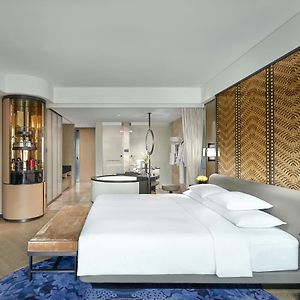 Luxury King Room Club Access inclusive Mini Bar the first round Chinese Restaurant